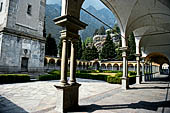 La Collegiata di San Lorenzo a Chiavenna. Il portico. 